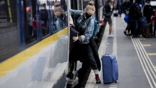 Turisti pohrlili u Britaniju da izbjegnu karantenske mjere prema Francuskoj