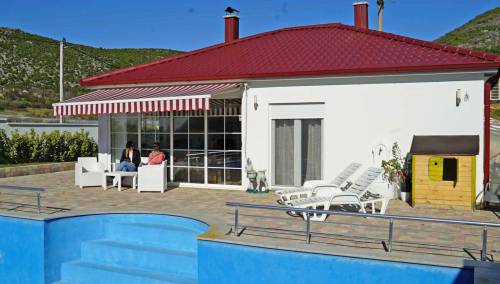 Turisti sve više zainteresirani za smještaj u vilama s bazenima u Blagaju