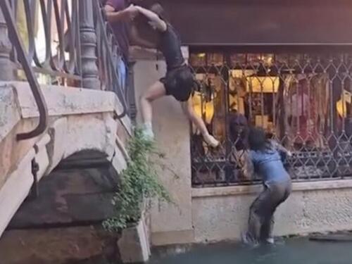 Turisti u Veneciji snimali selfije, pa završili u moru