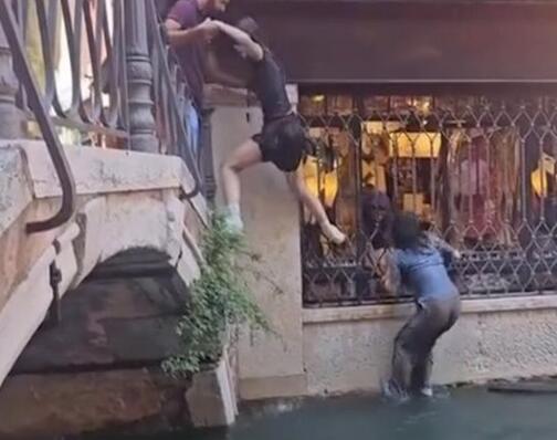 Turisti u Veneciji snimali selfije, pa završili u moru