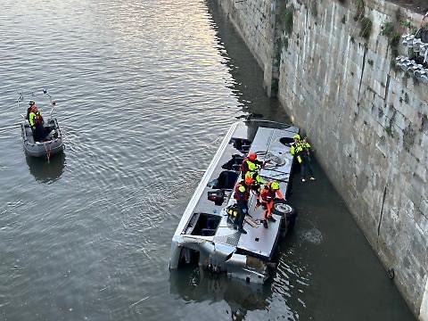 Turistički autobus pao u rijeku u Torinu, vozač preminuo
