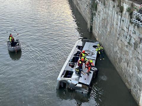 Turistički autobus pao u rijeku u Torinu, vozač preminuo