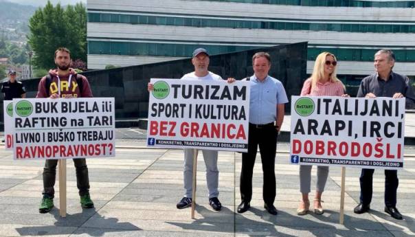 Turistički radnici Hercegovine protestuju u Sarajevu: Otvorite granice!