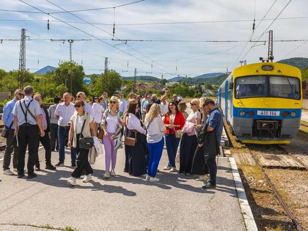 Turistički voz ponovo na Unskoj pruzi, vraćena linija Bihać - Krupa