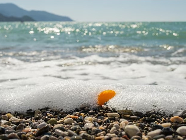 Turistkinja sakupljala kamenje s plaže, pa zaradila kaznu od 3.000 eura