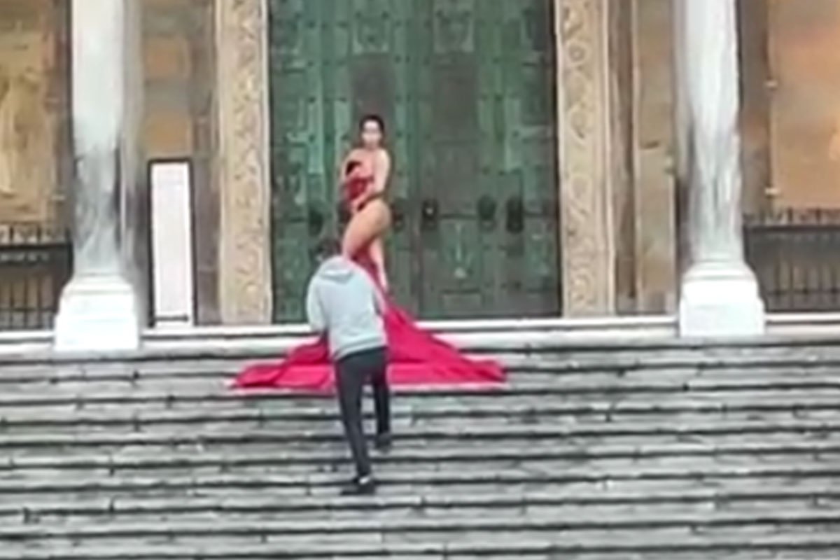 Turistkinja se fotografisala gola ispred katedrale u Italiji i izazvala burne reakcije