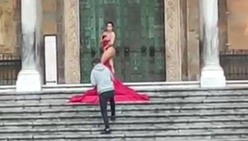 Turistkinja se fotografisala gola ispred katedrale u Italiji i izazvala burne reakcije