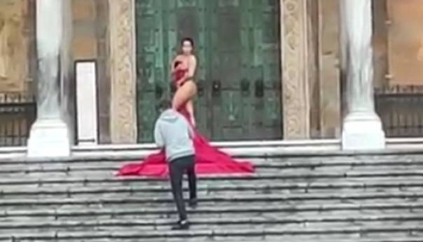 Turistkinja se fotografisala gola ispred katedrale u Italiji i izazvala burne reakcije
