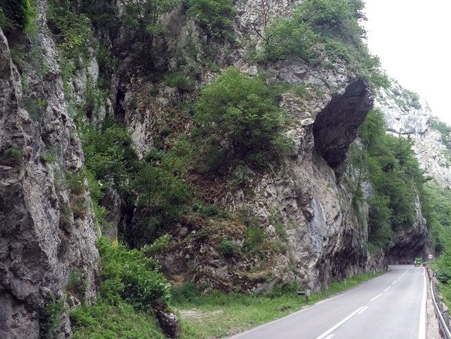 Turistkinja se popela na stijenu radi fotografiranja, pala i poginula