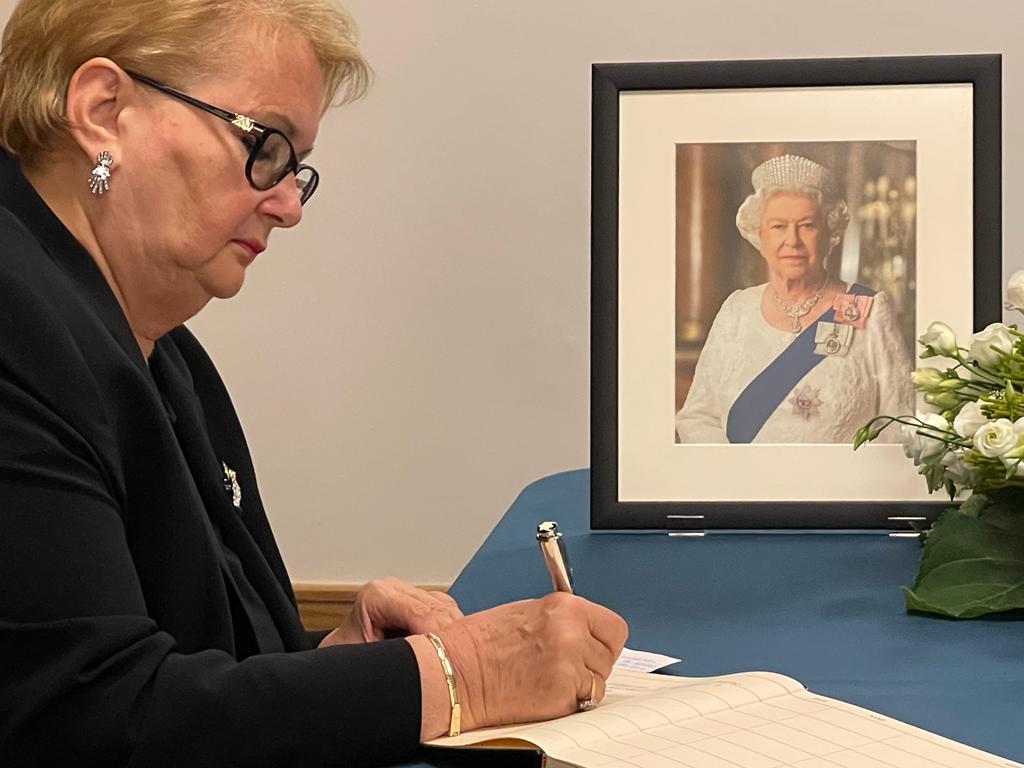 Turković se upisala u knjigu žalosti povodom smrti kraljice Elizabete II