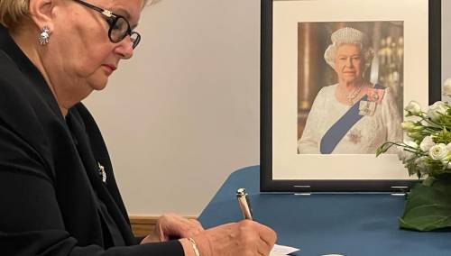 Turković se upisala u knjigu žalosti povodom smrti kraljice Elizabete II