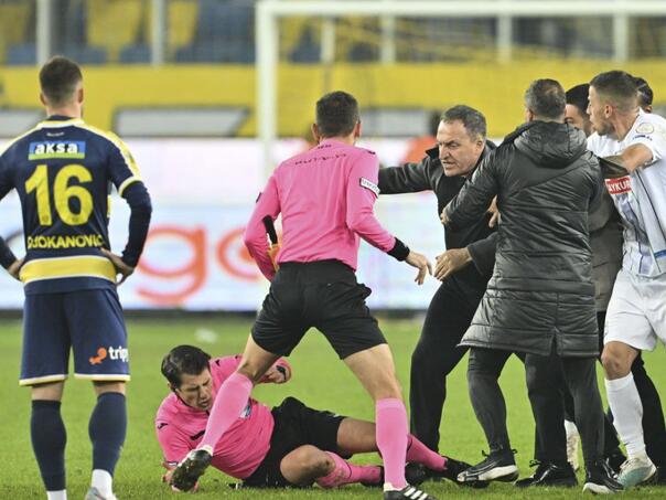 Pojavili se novi snimci nasilja nad sucem u Turskoj, liga je prekinuta
