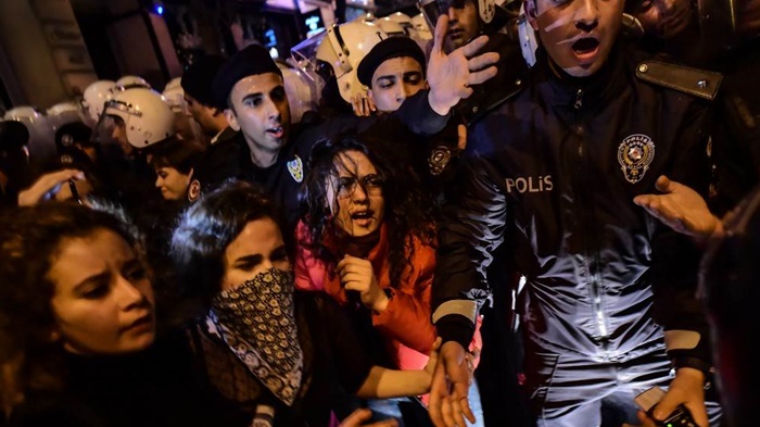 Turska policija suzavcem na žene u Istanbulu