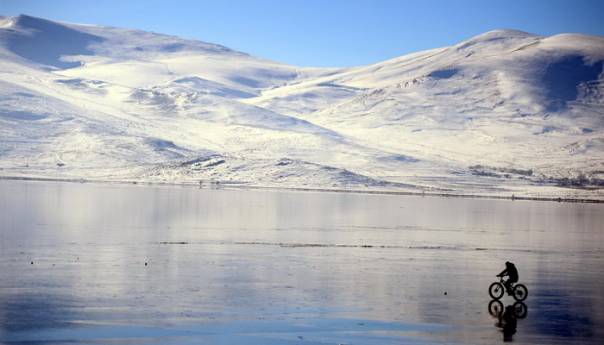 Turska: Vožnja biciklom po zaleđenom jezeru atrakcija za turiste