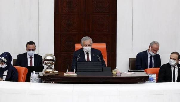 Turski parlament usvojio deklaraciju kojom osuđuje izjave Macrona