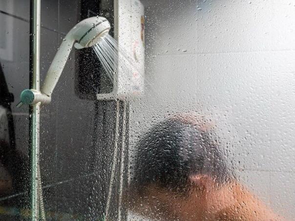 Tuš uveče, a ne ujutro? Stručnjaci otkrivaju trik za bolji san