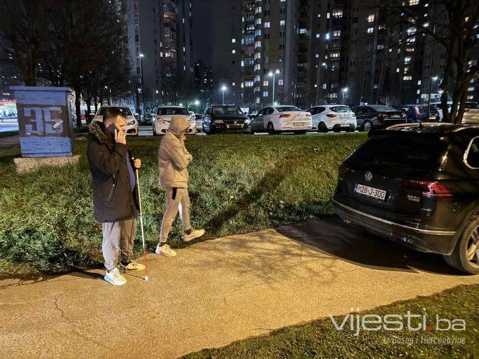 Tužan prizor iz Sarajeva: Slijepom čovjeku auto blokirao prolaz trotoarom