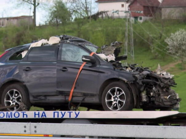Tužilaštvo: Automobil udario u prikolicu, naložena obdukcija stradalih