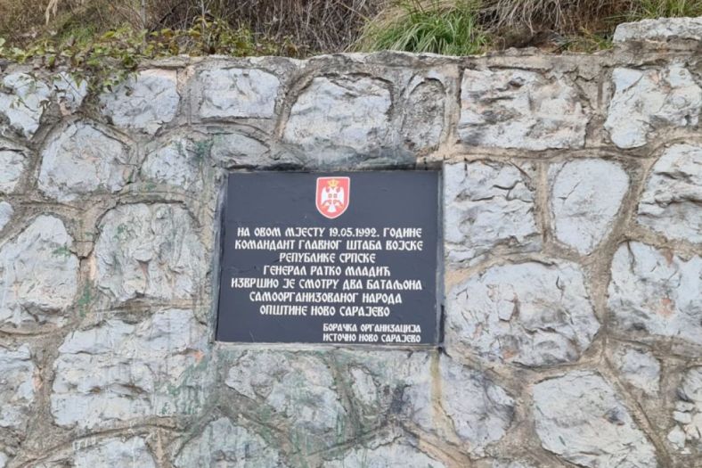 Tužilaštvo BiH: Postavljanje spomen ploče zločincu Mladiću nije krivično djelo