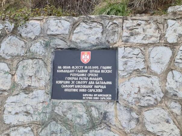 Tužilaštvo BiH: Postavljanje ploče zločincu Mladiću nije krivično djelo