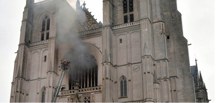 Tužitelji sumnjaju da je požar u katedrali u Nantesu podmetnut