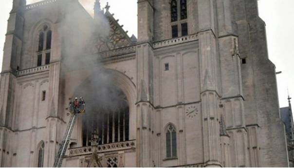 Tužitelji sumnjaju da je požar u katedrali u Nantesu podmetnut