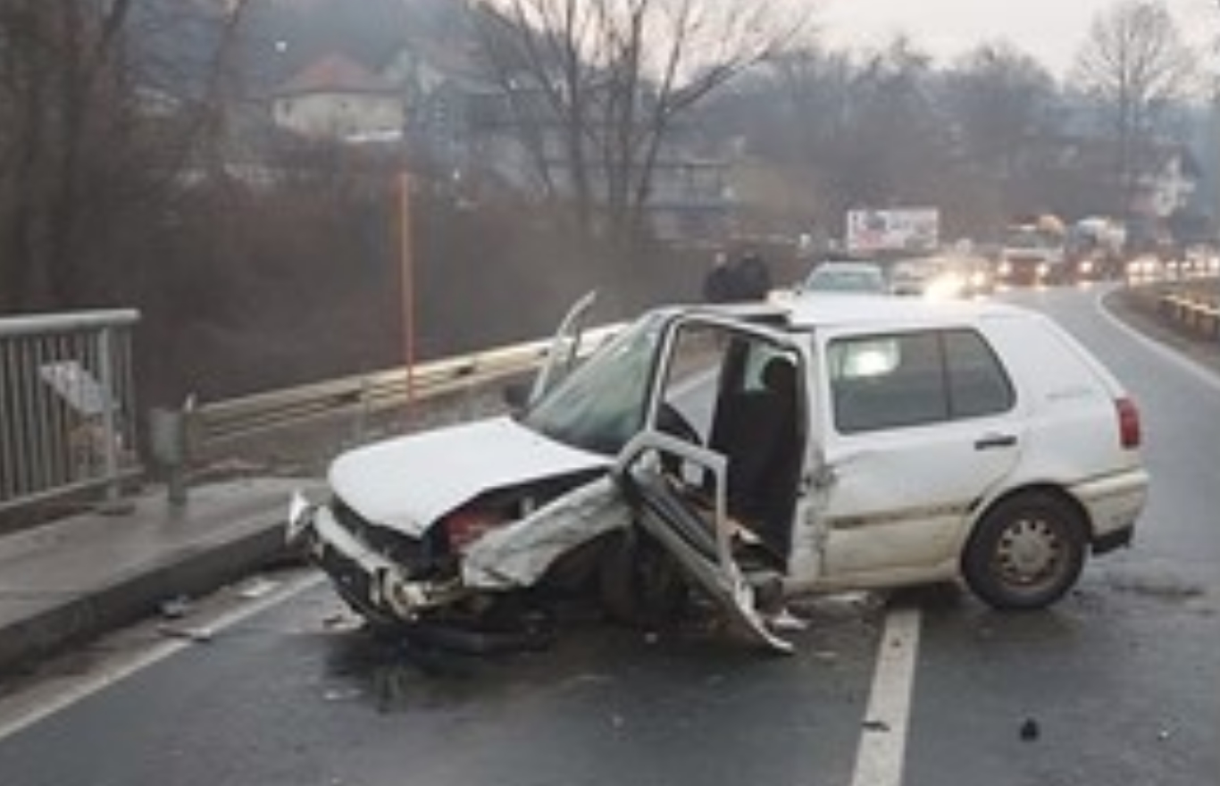 Tuzla: U sudaru tri automobila četiri osobe povrijeđene