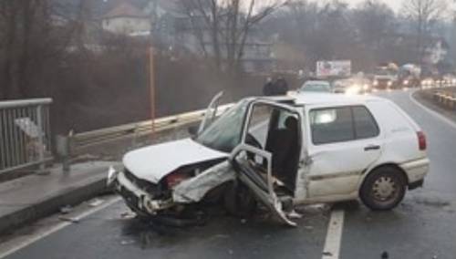 Tuzla: U sudaru tri automobila četiri osobe povrijeđene