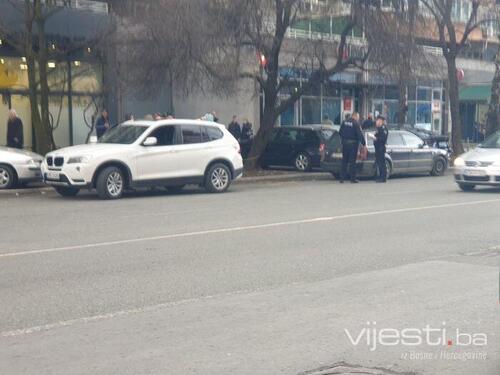 Tuzla: Muškarac sa BMW-om udario u policijski automobil pa pobjegao, ubrzo je uhapšen
