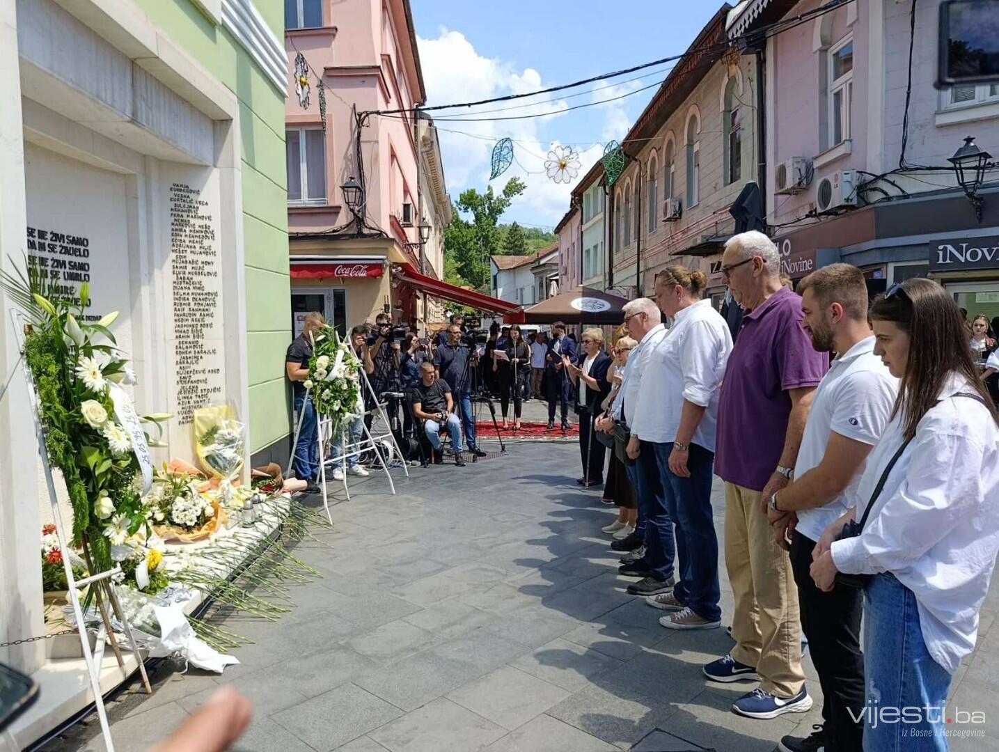 Tuzla obilježila 31 godinu od masakra na Kapiji: Počast za 71 ubijenu mladu osobu