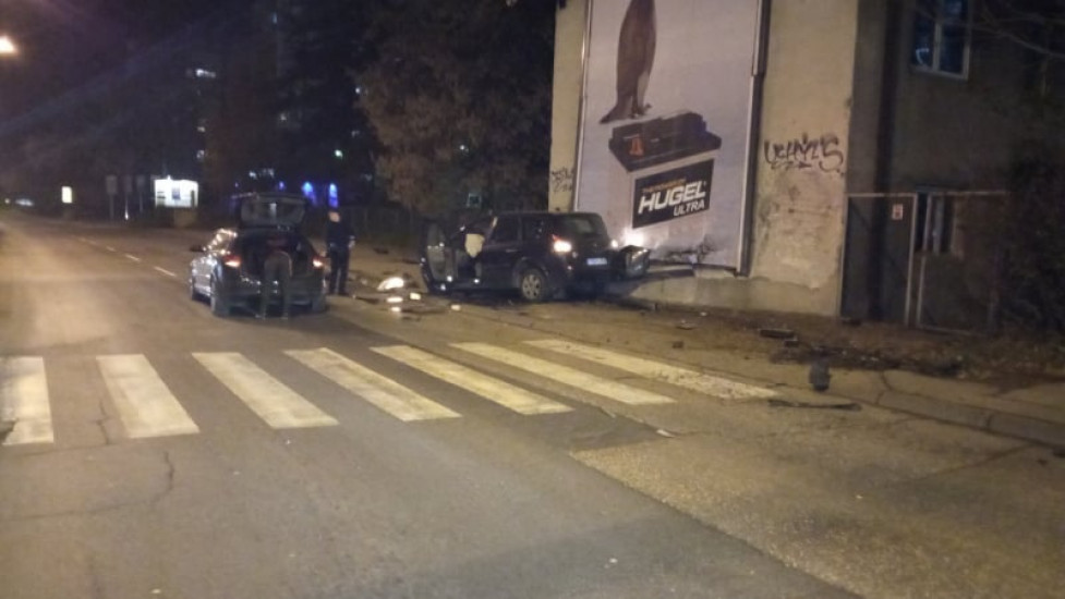Tuzla: Pijan prošao kroz crveno svjetlo na semaforu i udario u Audi