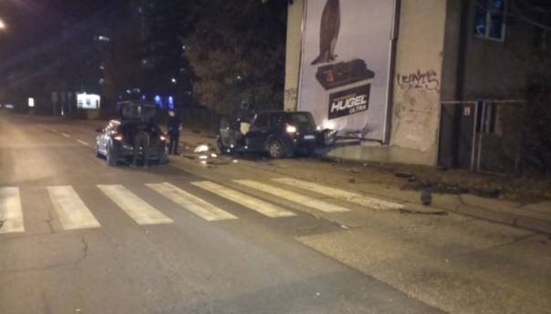 Tuzla: Pijan prošao kroz crveno svjetlo na semaforu i udario u Audi