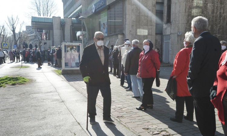Tuzla: Redovi za isplatu penzija
