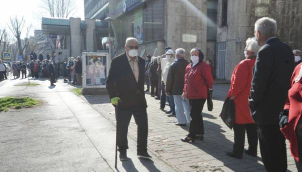 Tuzla: Redovi za isplatu penzija