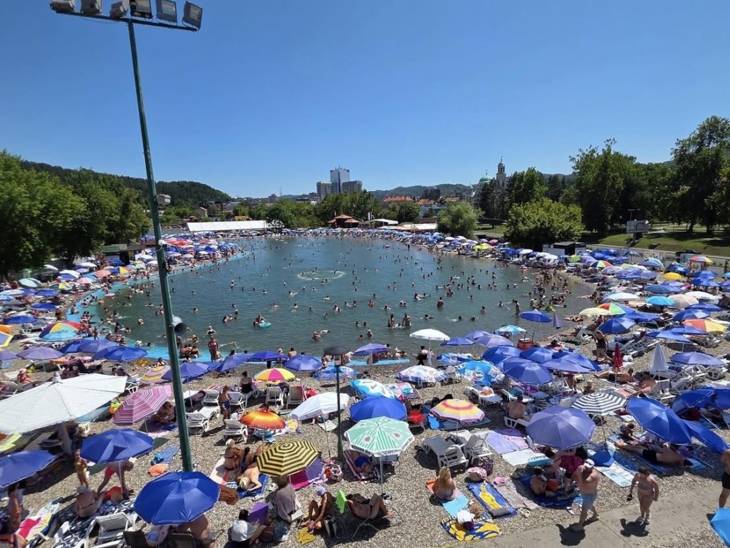 Tuzlaci i brojni turisti pronašli spas u slanim jezerima Tuzle