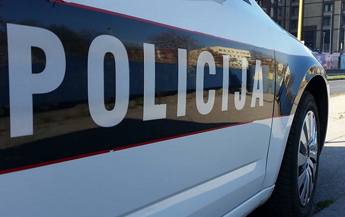 Tuzlak tvrdi da ga je migrant napao u porodičnoj kući