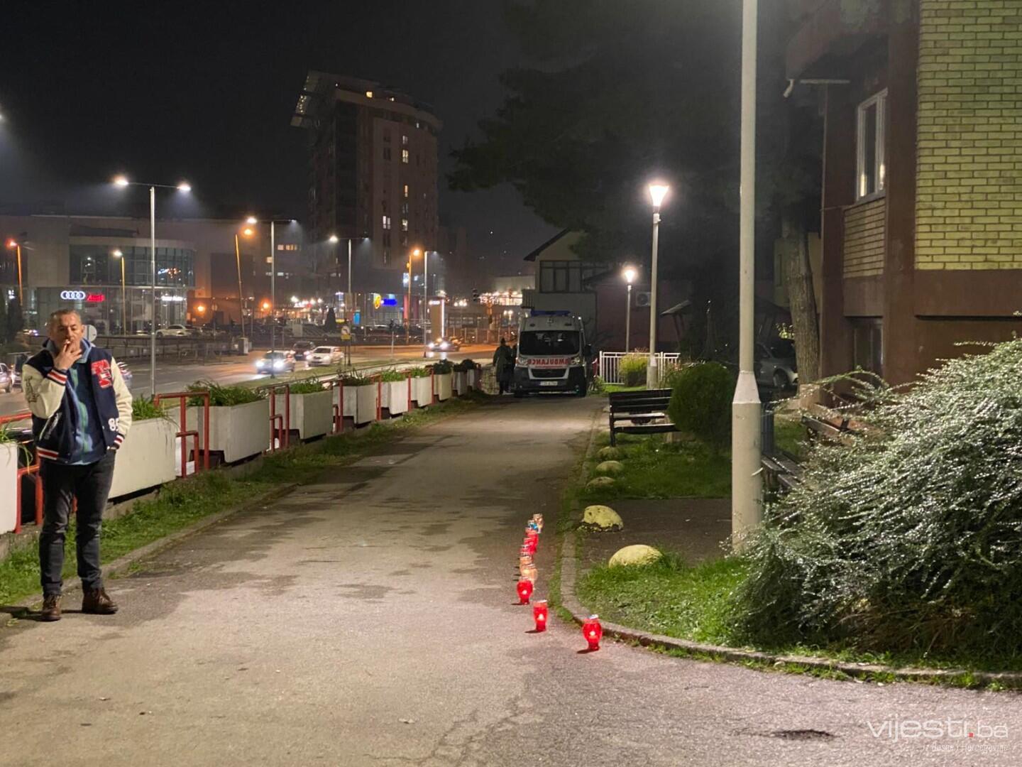 Tuzlak zapalio svijeće ispred Doma penzionera: Počast stradalim sugrađanima