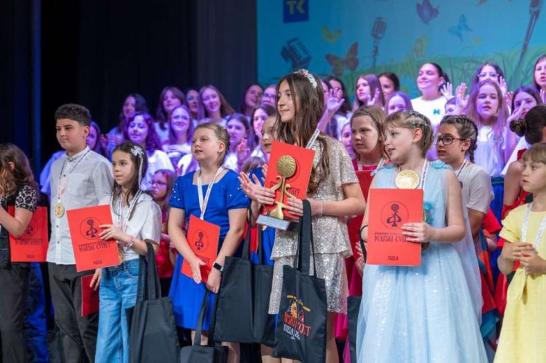 Tuzlanka Amina Beganović pobjednica muzičkog festivala “Majski cvijet”