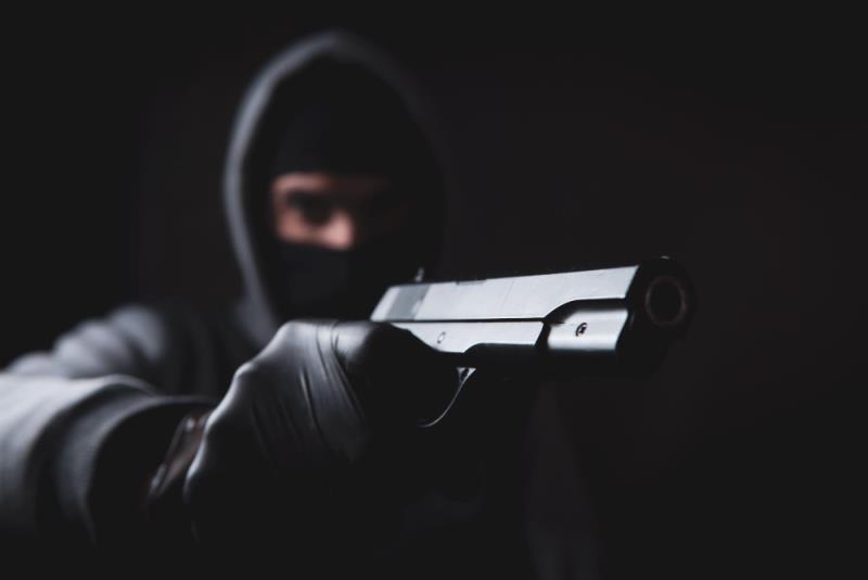 Tuzlanku udarili pištoljem u glavu pa joj pokušali oteti torbu