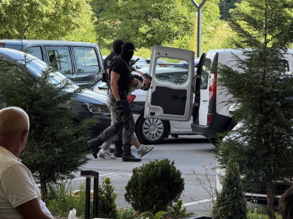 Tuzlanska policija u akciji: Uhapšena dva dilera, zaplijenjena droga, oružje i novac