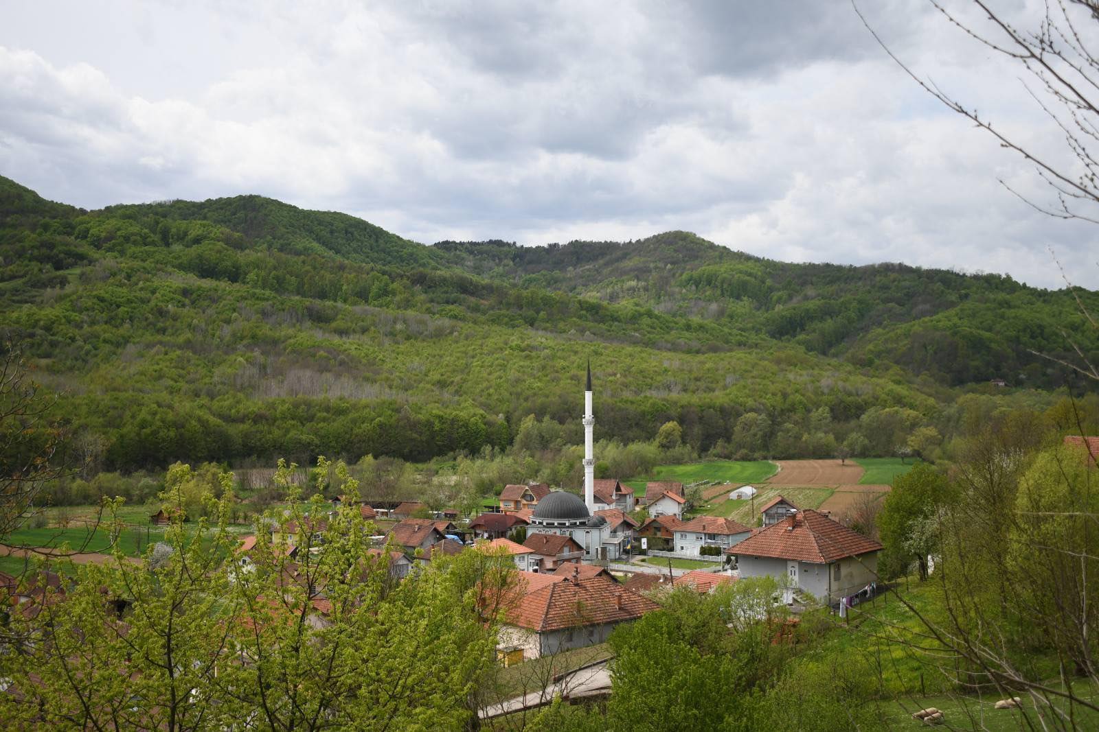Tuzlanski kanton ulaže sredstva u povratnička mjesta: Projekti u Kamenici, Zvorniku, Doboj Istoku