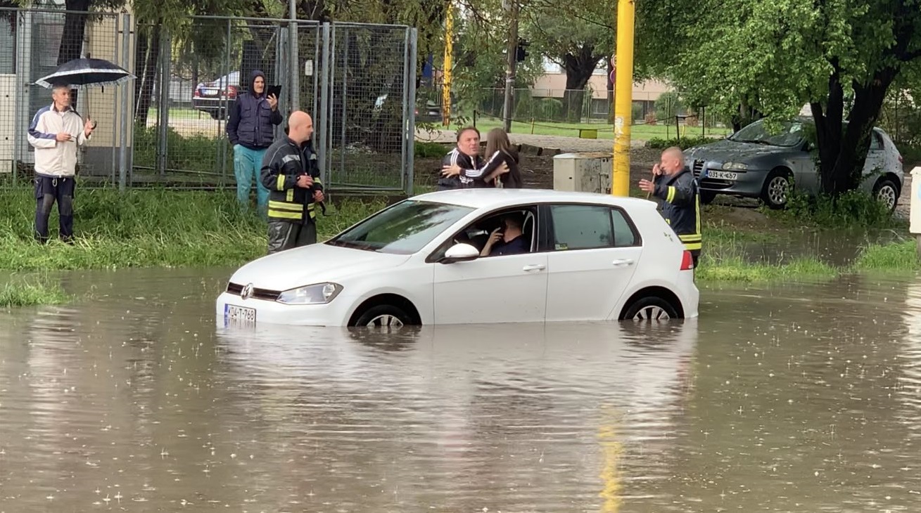Tuzlanski vatrogasci spasili djecu iz poplavljenog automobila