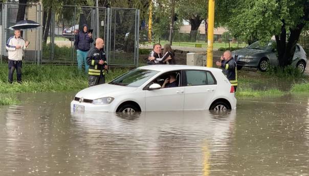 Tuzlanski vatrogasci spasili djecu iz poplavljenog automobila