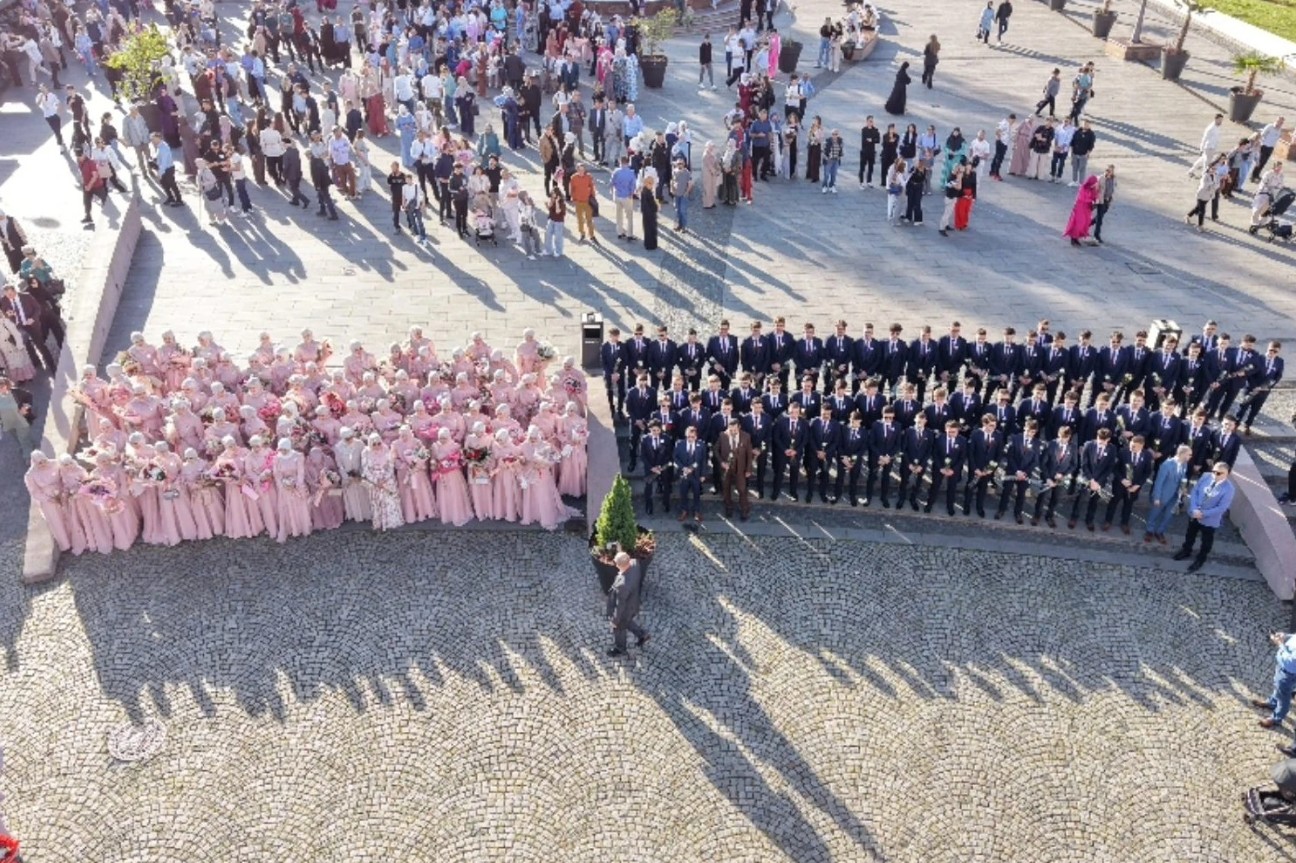Tuzlom prošetala 350. generacija maturanata Behram-begove medrese