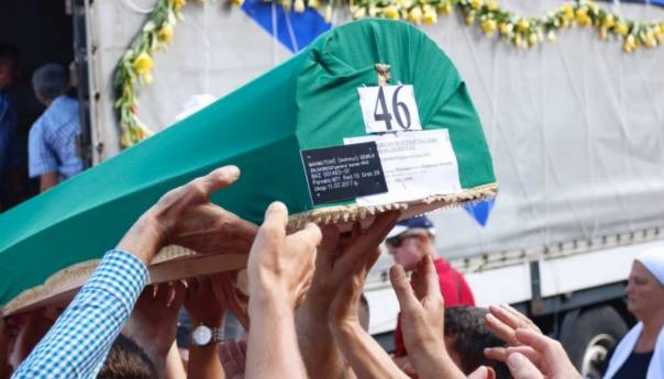 Tužna kolona sa ostacima ubijenih Srebreničana kreće iz Visokog