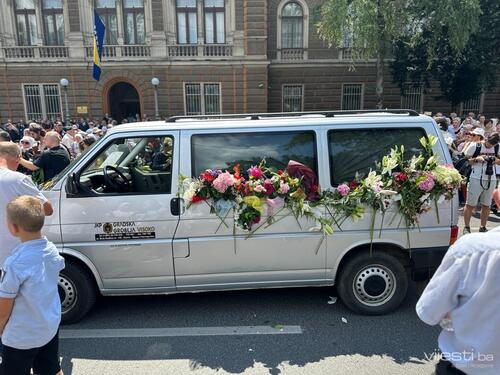 Tužna kolona sa tabutima žrtava genocida ispred zgrade Predsjedništva BiH