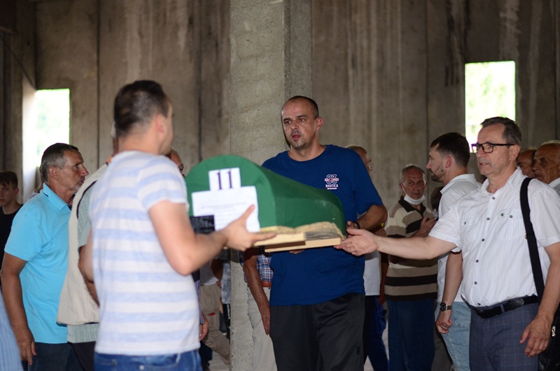 Tužna povorka s tabutima 19 žrtava genocida stigla u Potočare