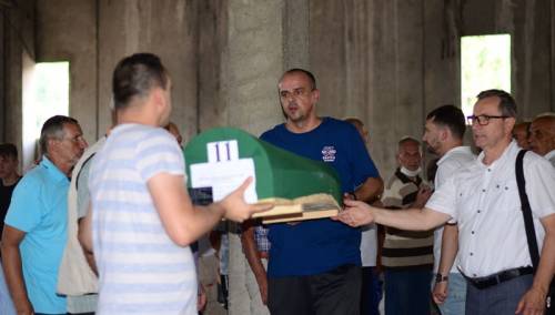 Tužna povorka s tabutima 19 žrtava genocida stigla u Potočare