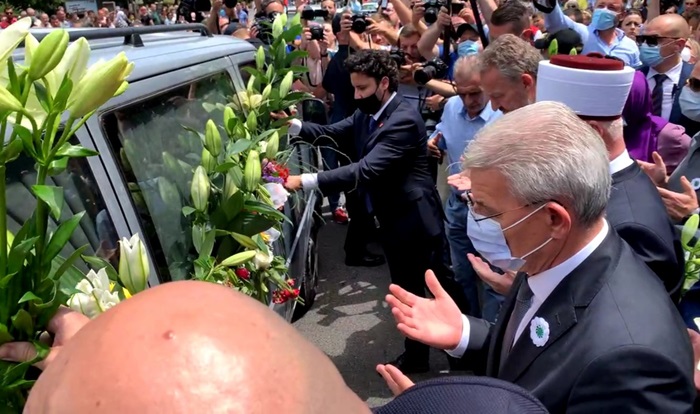 Tužna povorka u Sarajevu: Ispraćaj žrtava genocida