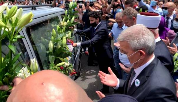 Tužna povorka u Sarajevu: Ispraćaj žrtava genocida